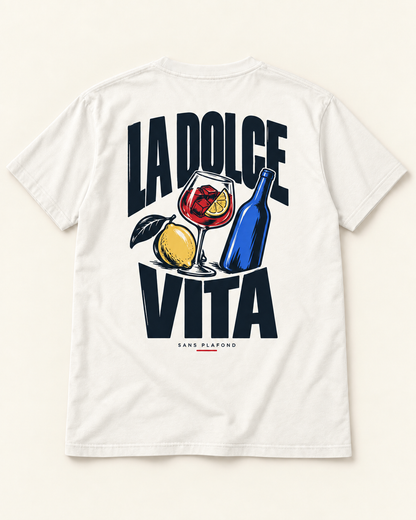 LA DOLCE VITA — t-shirt blanc, motif au dos — visuel de présentation SANS PLAFOND