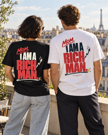 MOM. I AM A RICH MAN. — t-shirts noir et blanc portés de dos — visuel de présentation